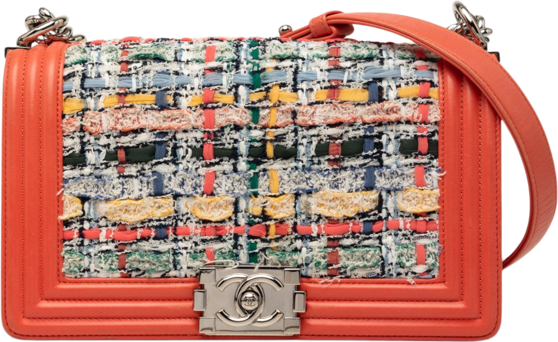 Chanel Medium Tweed And Lambskin Boy Flap, från Luxclusif, i färgen peach.