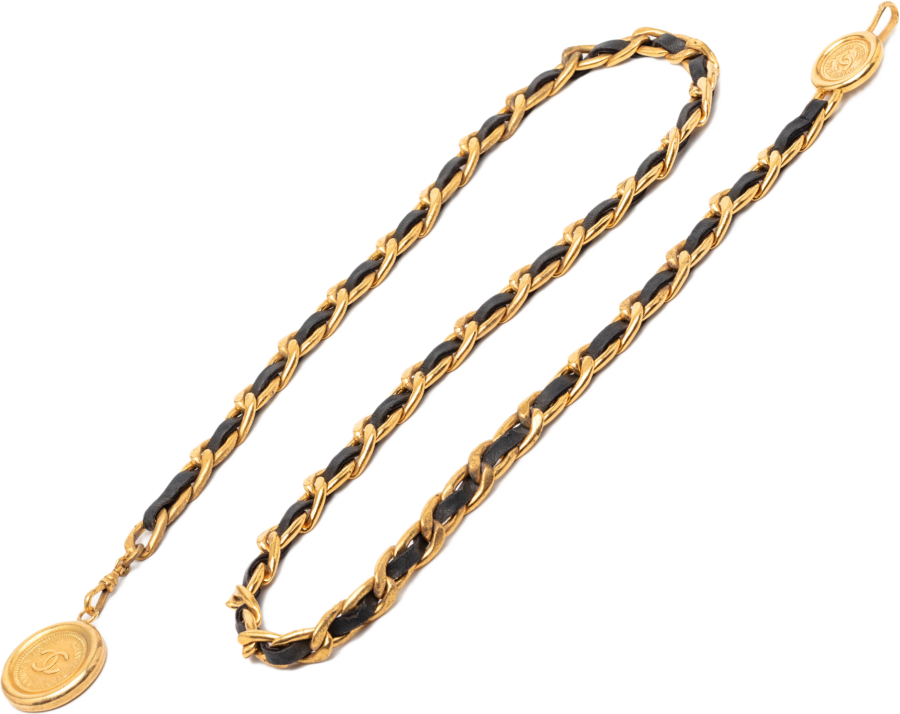 Chanel Gold Plated Leather Woven 31 Rue Cambon Medallion Chain Belt, från Luxclusif, i färgen gold.