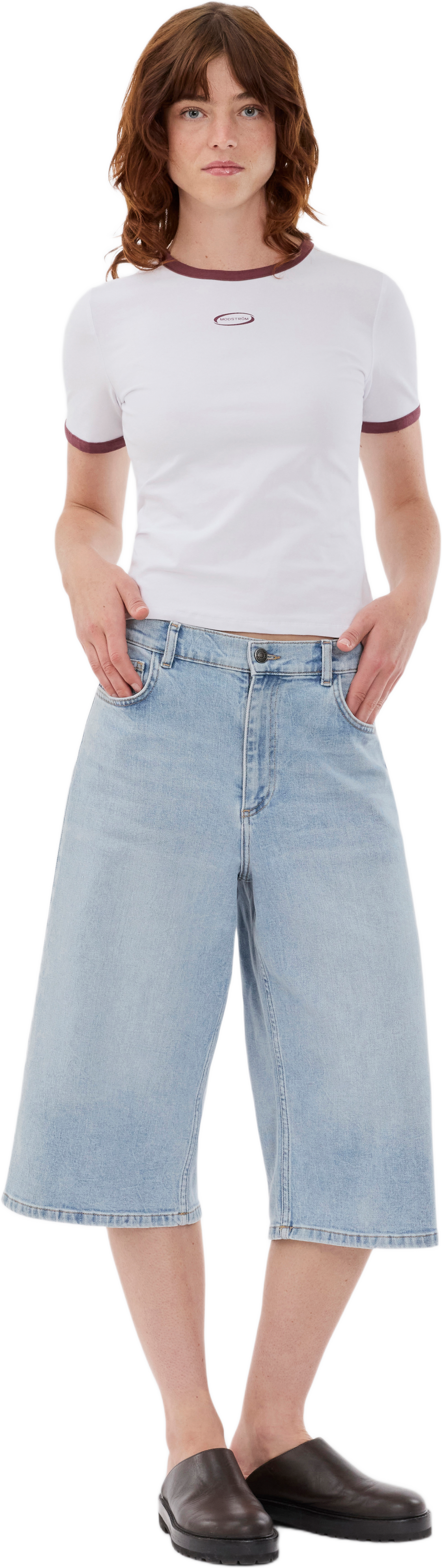 Vernomd T-shirt, från Modström, i färgen white.