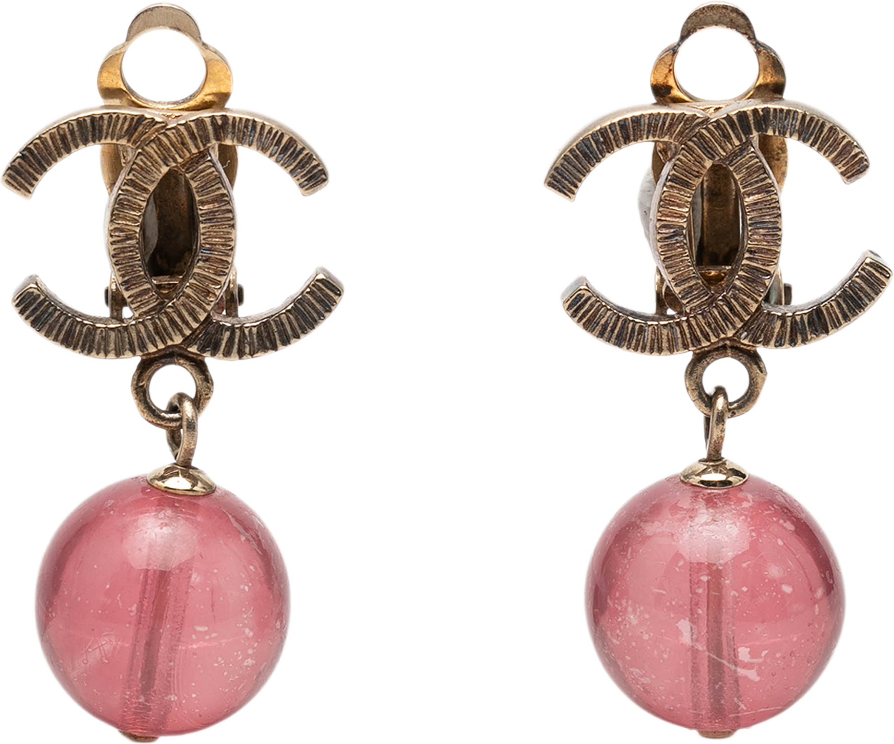 Chanel Cc Brass Resin Drop Clip On Earrings, från Luxclusif, i färgen gold.
