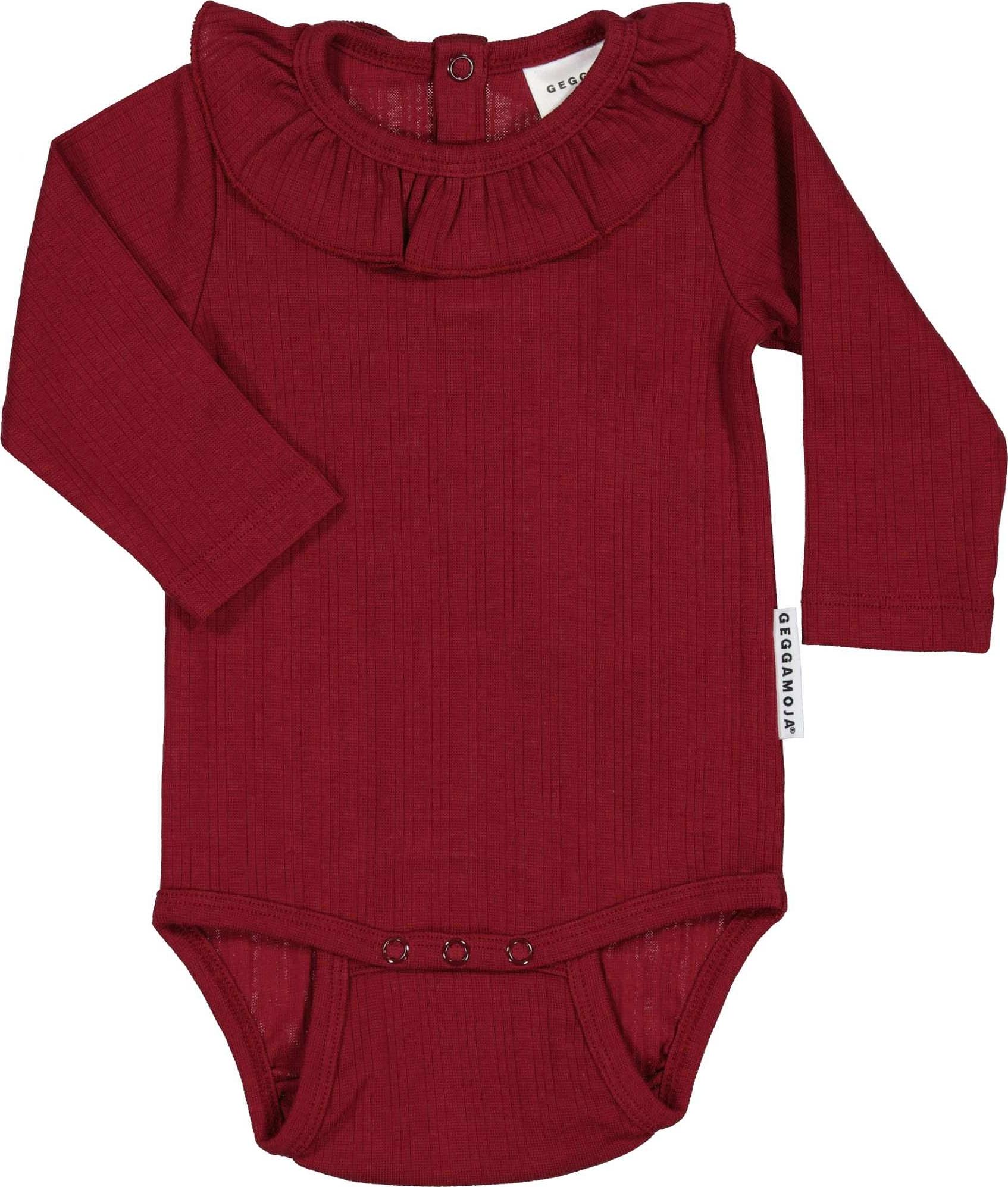 Body Med Volang, från Geggamoja, i färgen burgundy red.