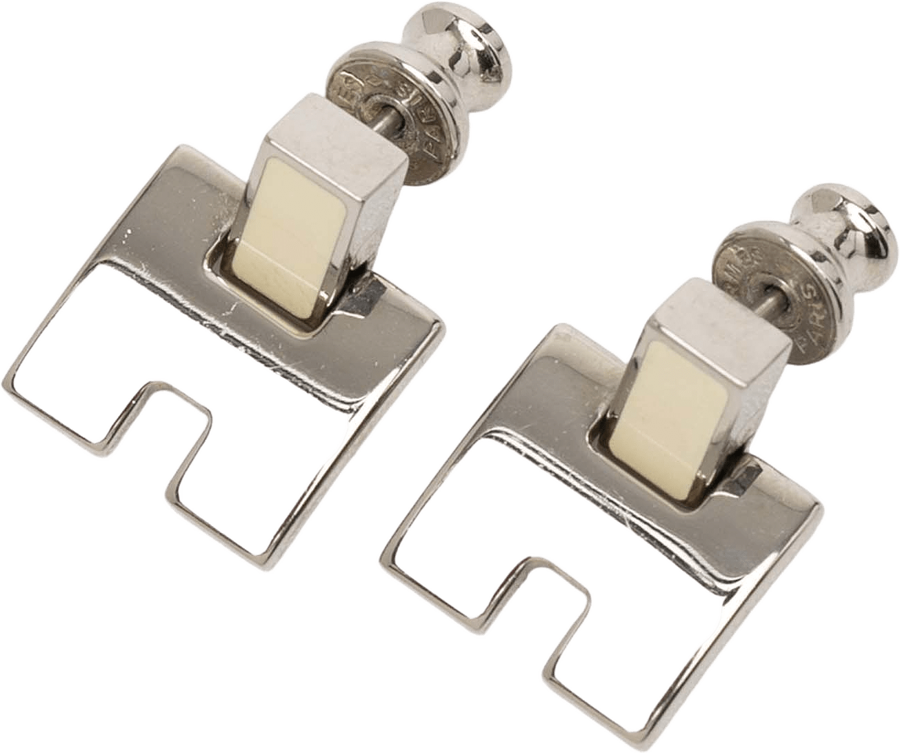 Hermès Silver Plated Enamel Eileen Push Back Earrings, från Luxclusif, i färgen silver.