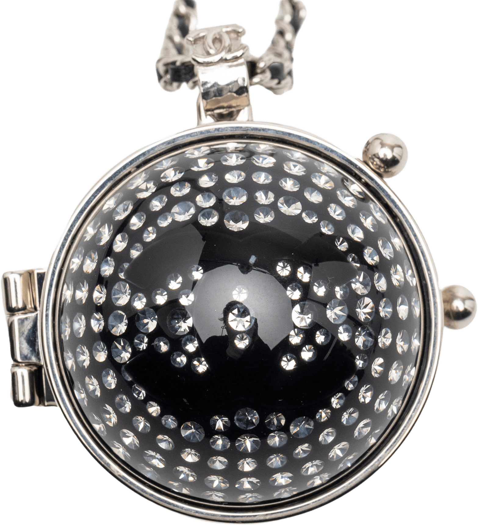 Chanel Cc Silver Plated Lambskin Woven Resin Crystal Mirror Ball Pendant Necklace, från Luxclusif, i färgen silver.