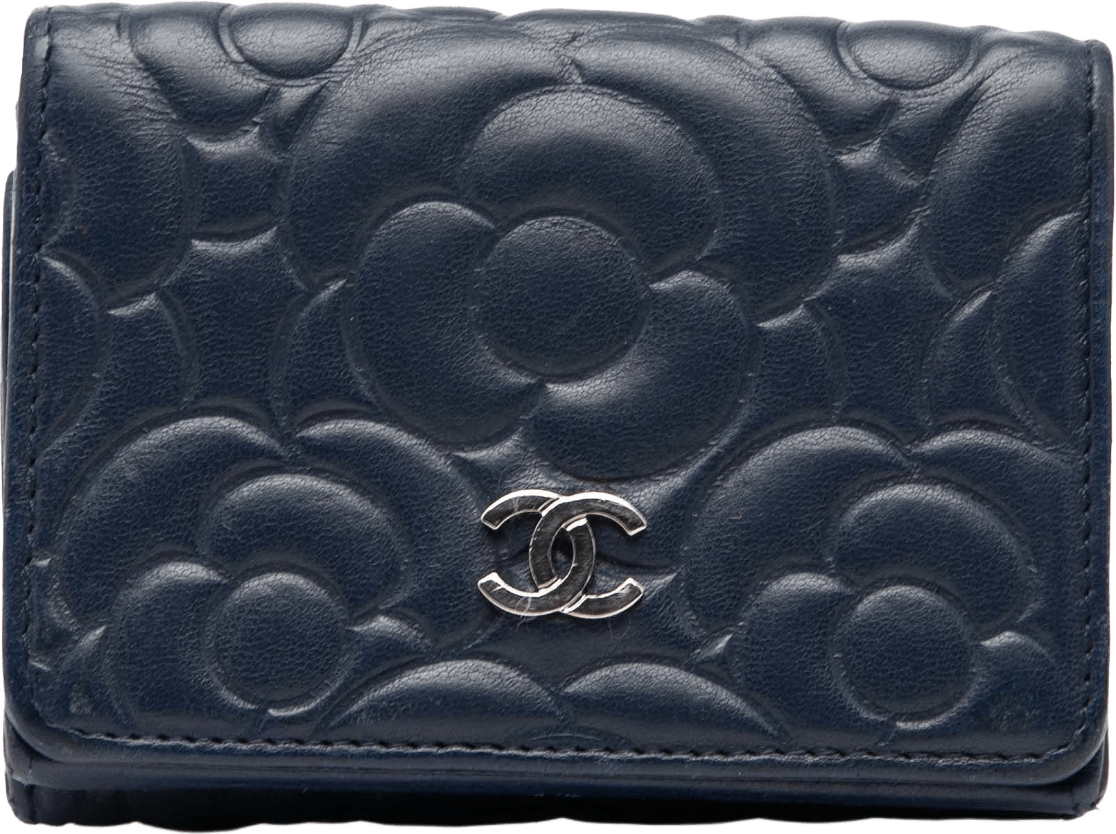 Chanel Cc Embossed Goatskin Camellia Trifold Compact Wallet, från Luxclusif, i färgen navy.