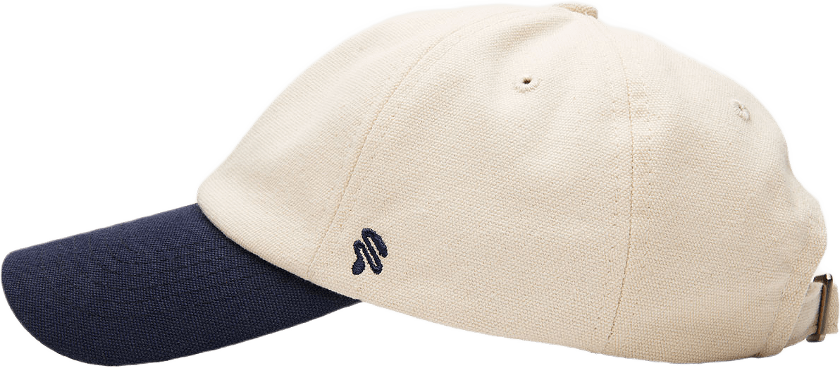 Dad Cap 105 Canvas, från Stiksen, i färgen off white/navy.