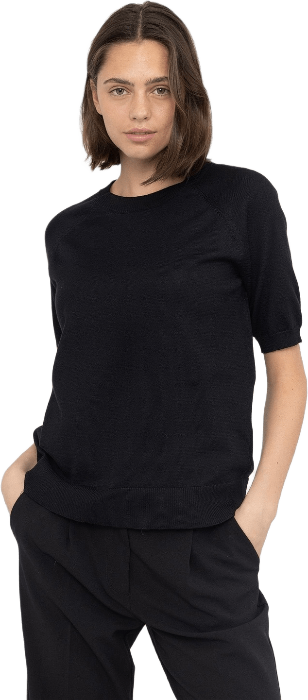 Srmarla Ss O-neck Knit, från Soft Rebels, i färgen black.