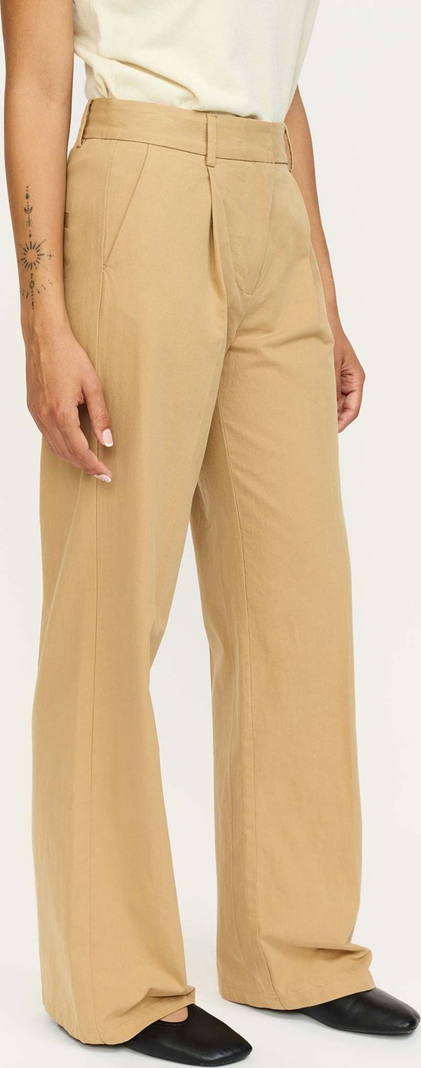 Srtabita Vilja Midwaist Loose Pant - Cartouche, från Soft Rebels, i färgen cartouche.