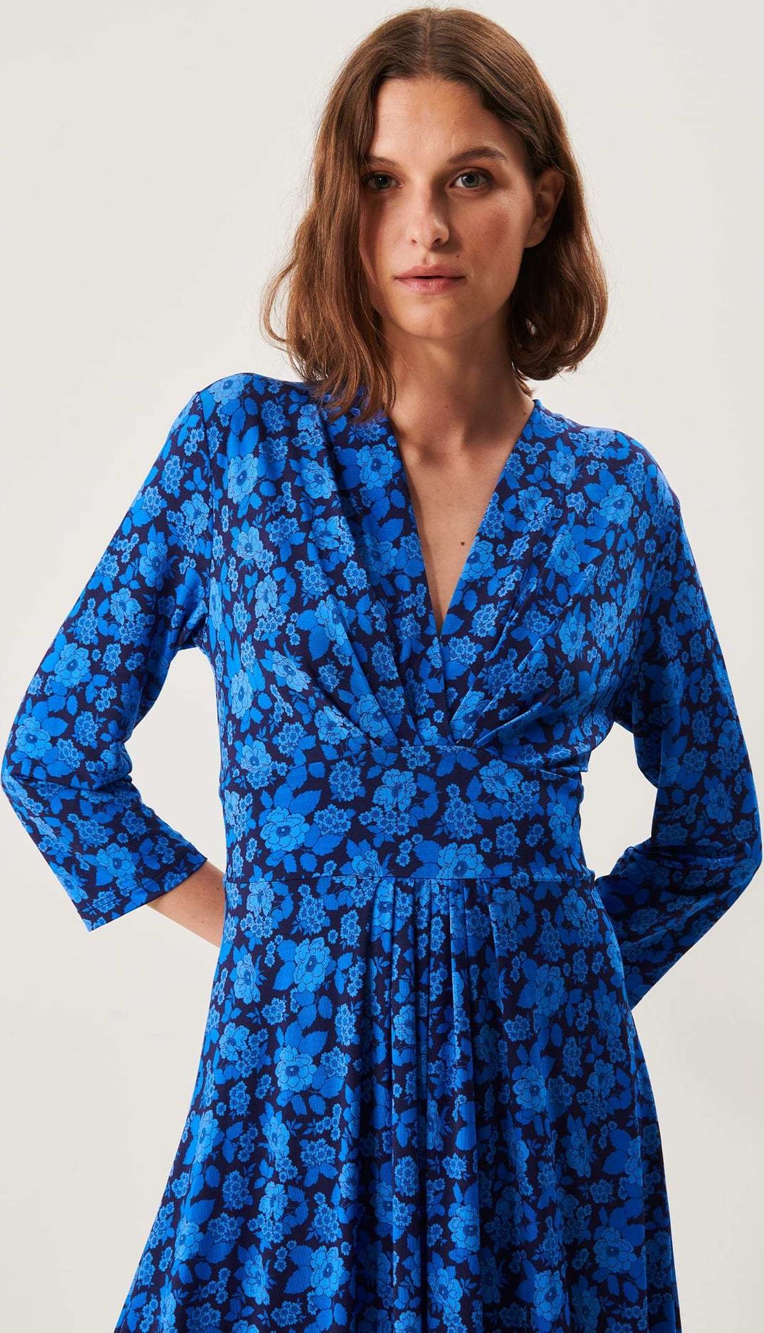 Clary Dress, från Jumperfabriken, i färgen blue.