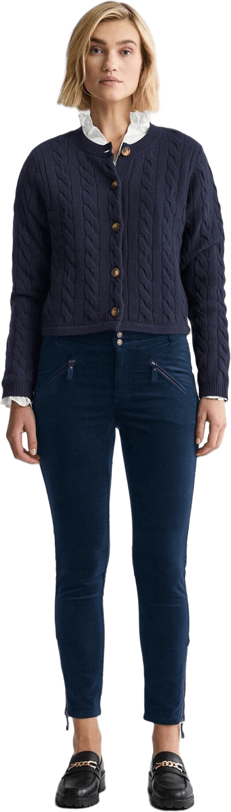 Kabelstickad Cardigan Johanna, från Newhouse, i färgen marinblå.