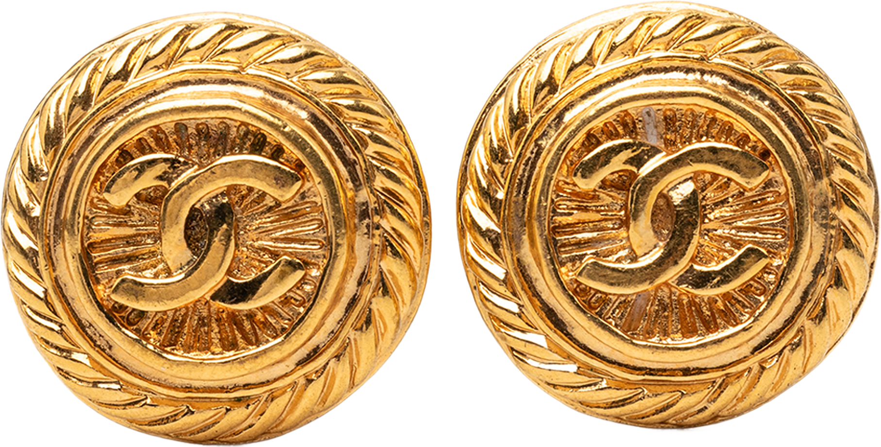 Chanel Cc Gold Plated Round Clip On Earrings, från Luxclusif, i färgen gold.