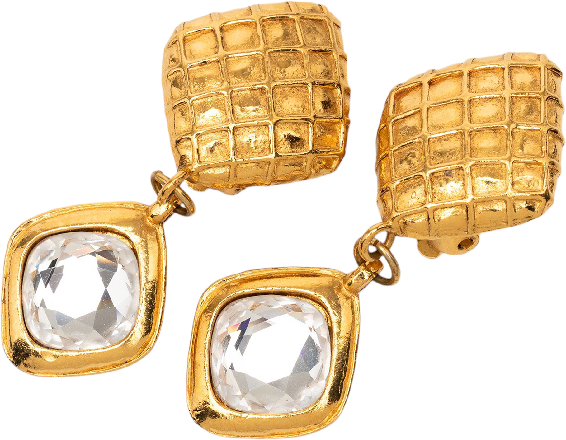 Chanel Gold Plated Quilted Diamond Shape Strass Drop Clip On Earrings, från Luxclusif, i färgen gold.