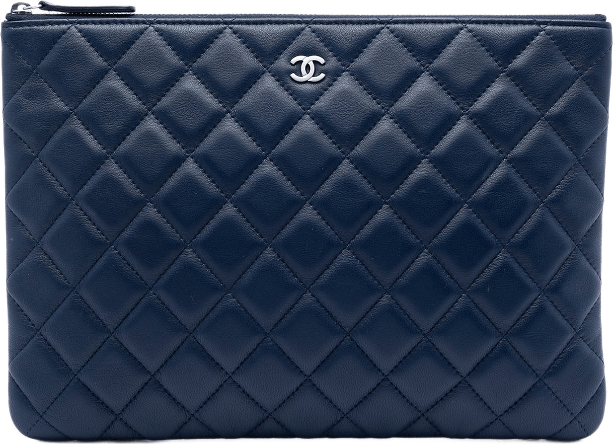 Chanel Medium Quilted Lambskin O Case Clutch, från Luxclusif, i färgen navy.