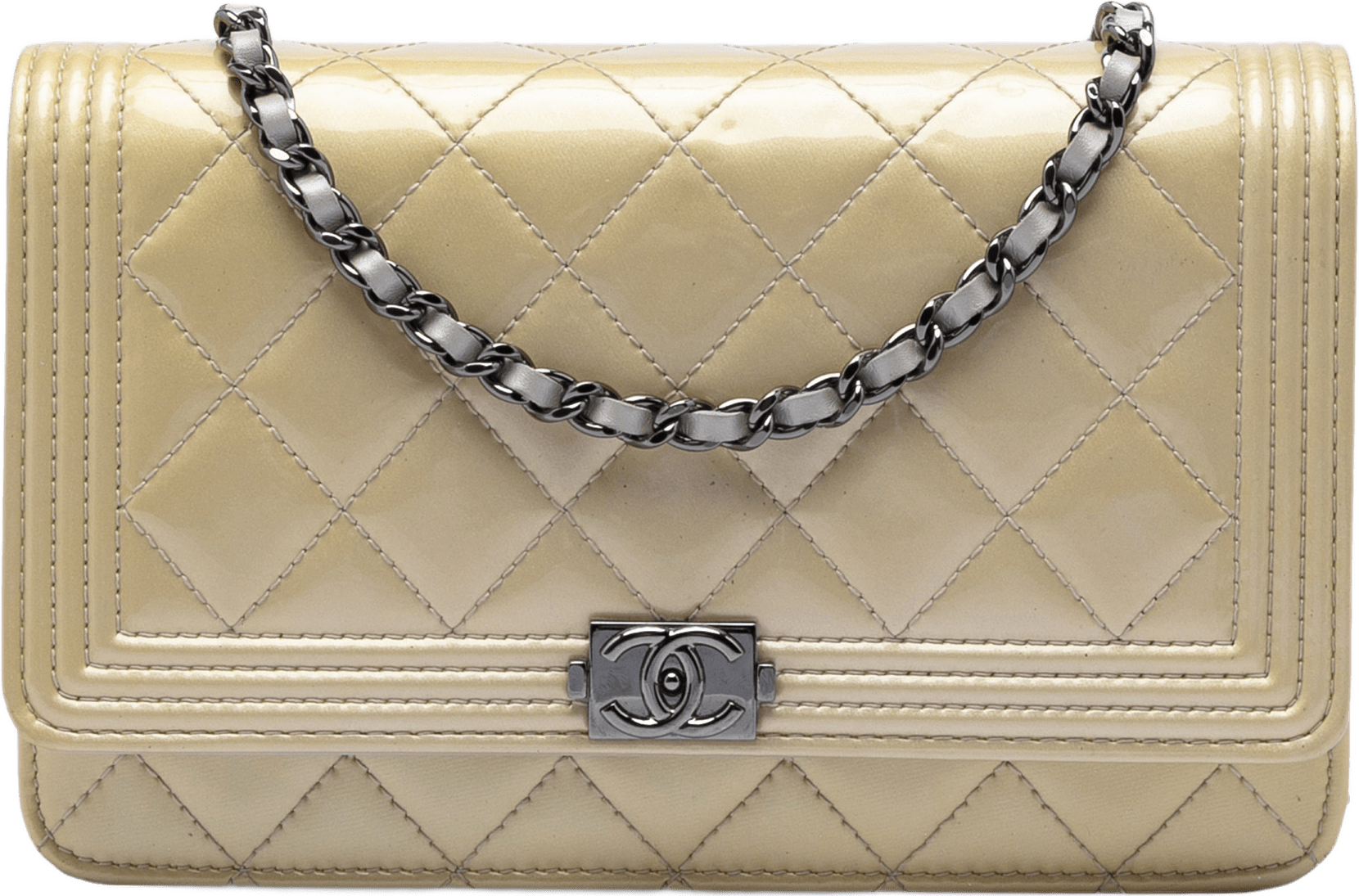 Chanel Quilted Patent Boy Wallet On Chain, från Luxclusif, i färgen beige.