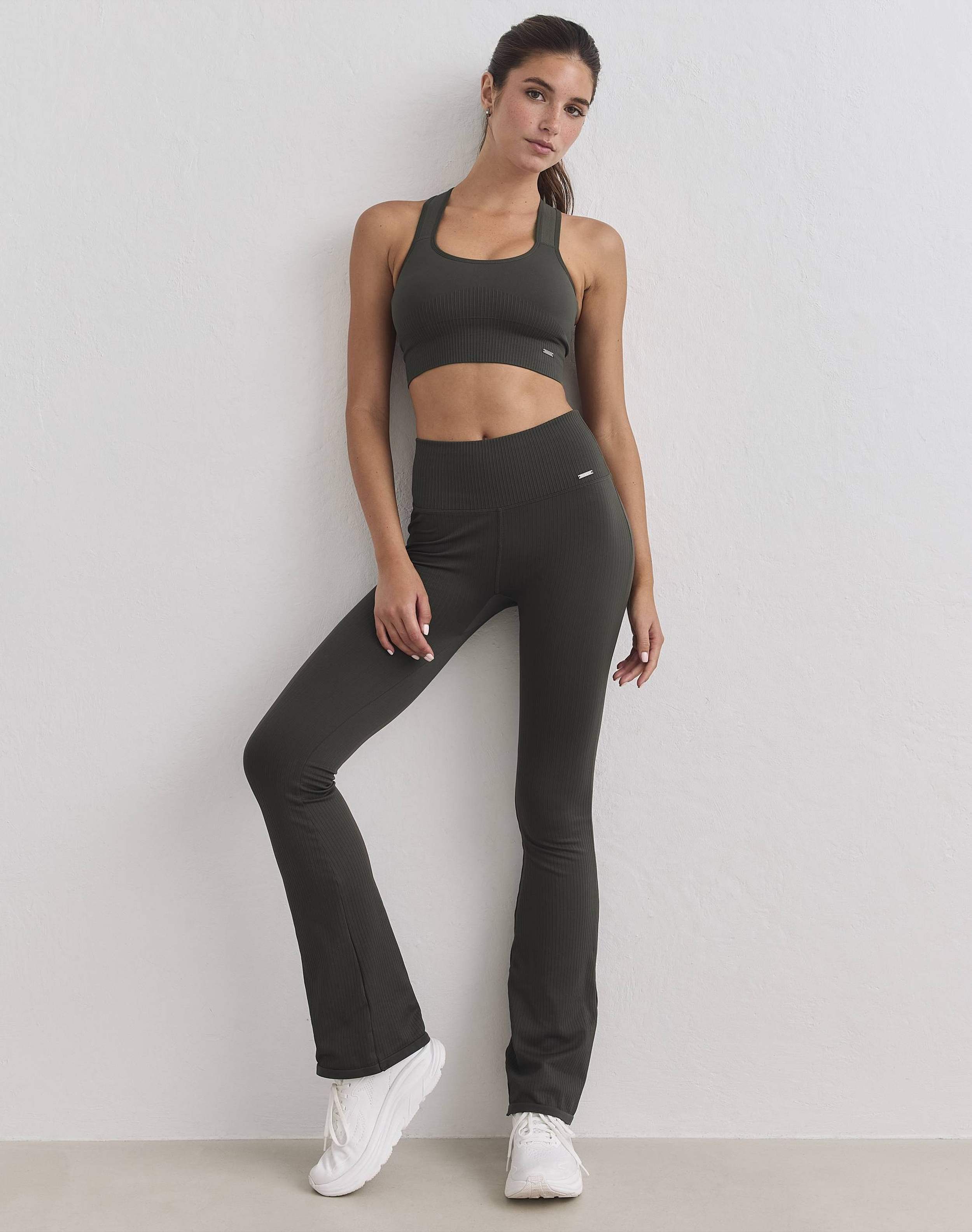 Ribbed Seamless Flare Tights, från aim'n, i färgen dark ivy.