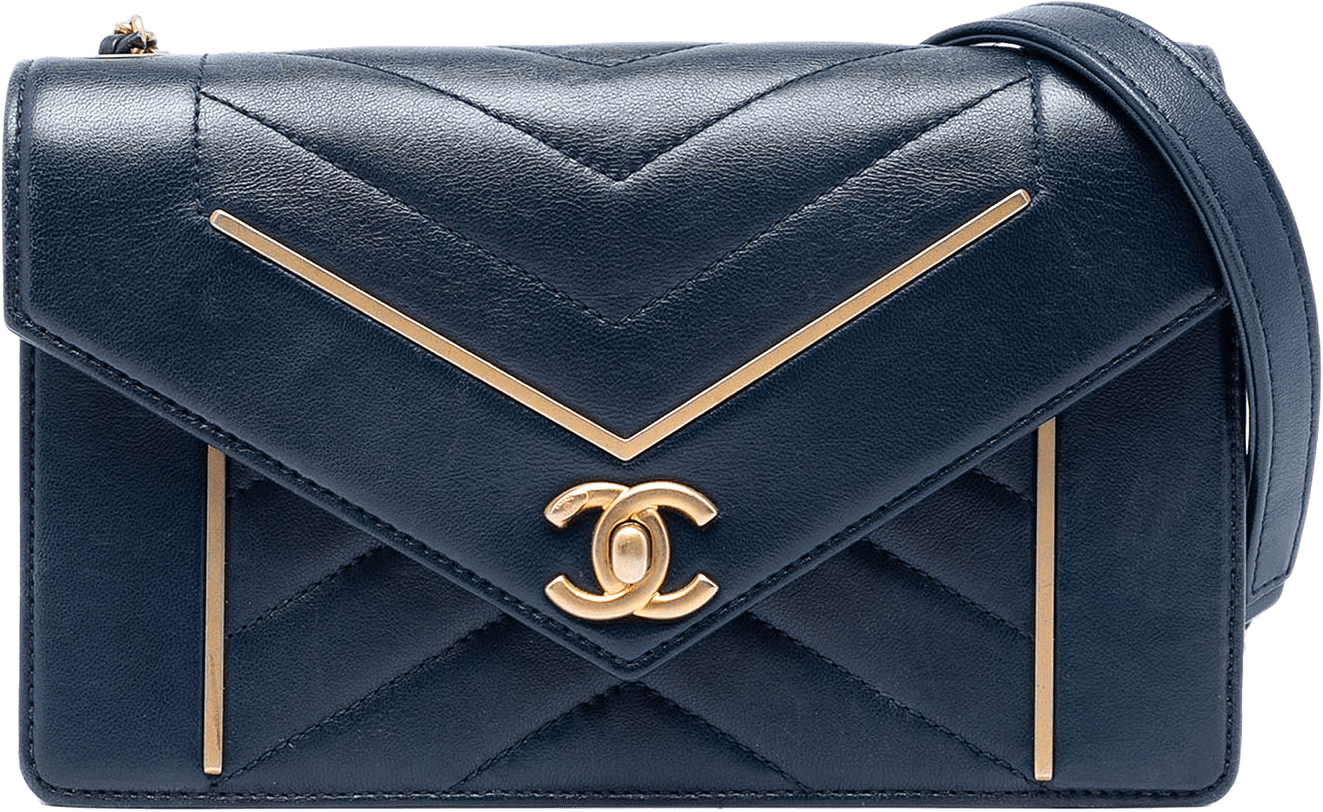 Chanel Small Reversed Chevron Lambskin Flap, från Luxclusif, i färgen dark blue.