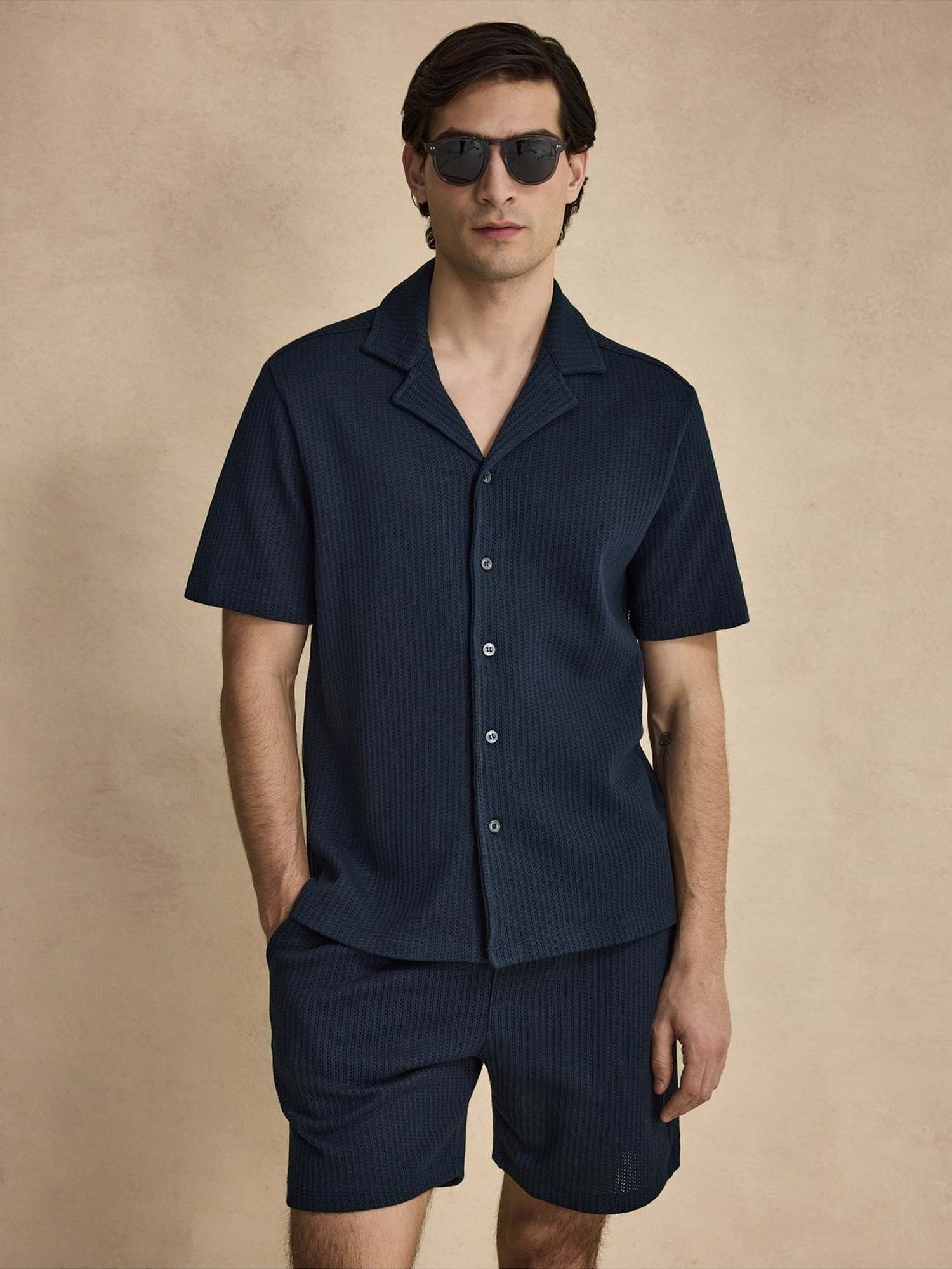 Cotton Crochet S/s Shirt (mateo), från John Henric, i färgen navy blue.