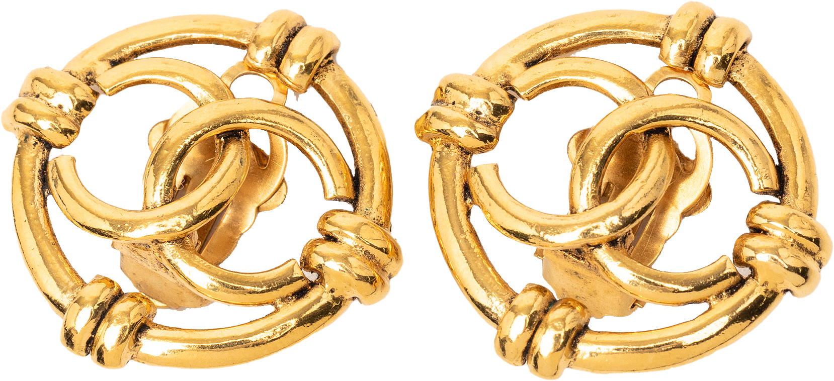 Chanel Cc Gold Plated Round Clip On Earrings, från Luxclusif, i färgen gold.