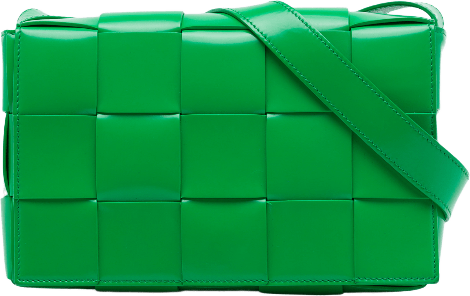 Bottega Veneta Patent Intrecciato Cassette Crossbody, från Luxclusif, i färgen grön.