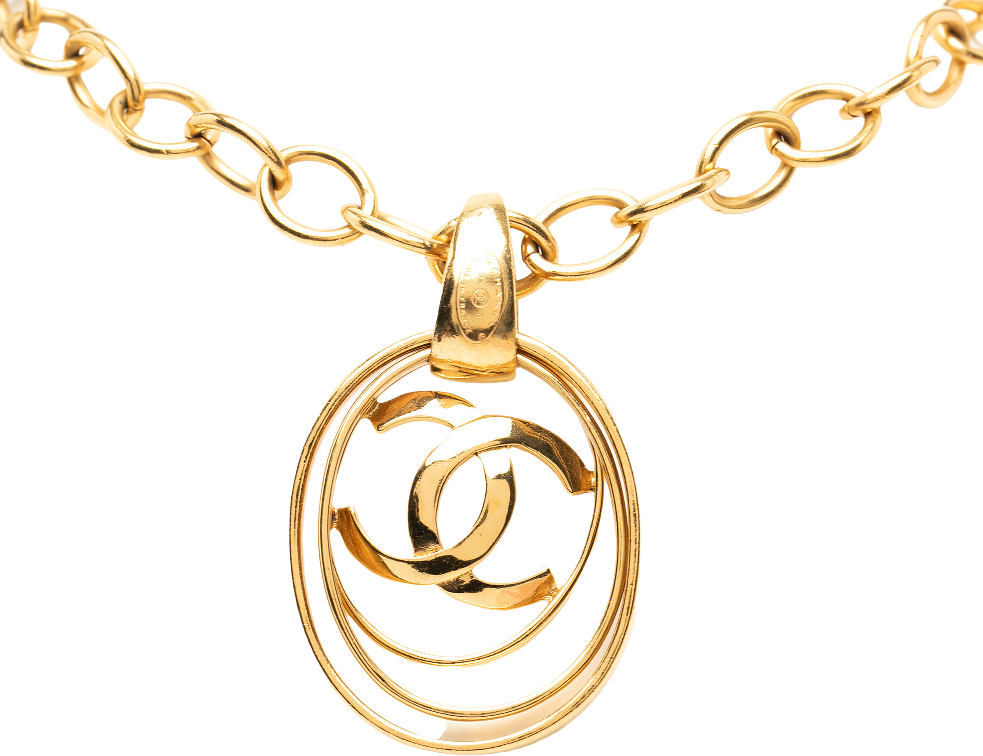 Chanel Cc Gold Plated Oval Pendant Necklace, från Luxclusif, i färgen gold.