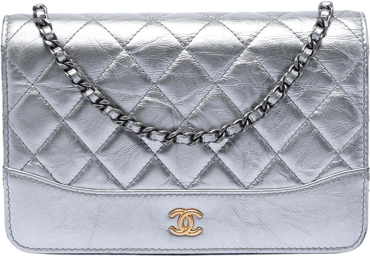Chanel Quilted Aged Calfskin Gabrielle Wallet On Chain, från Luxclusif, i färgen silver.