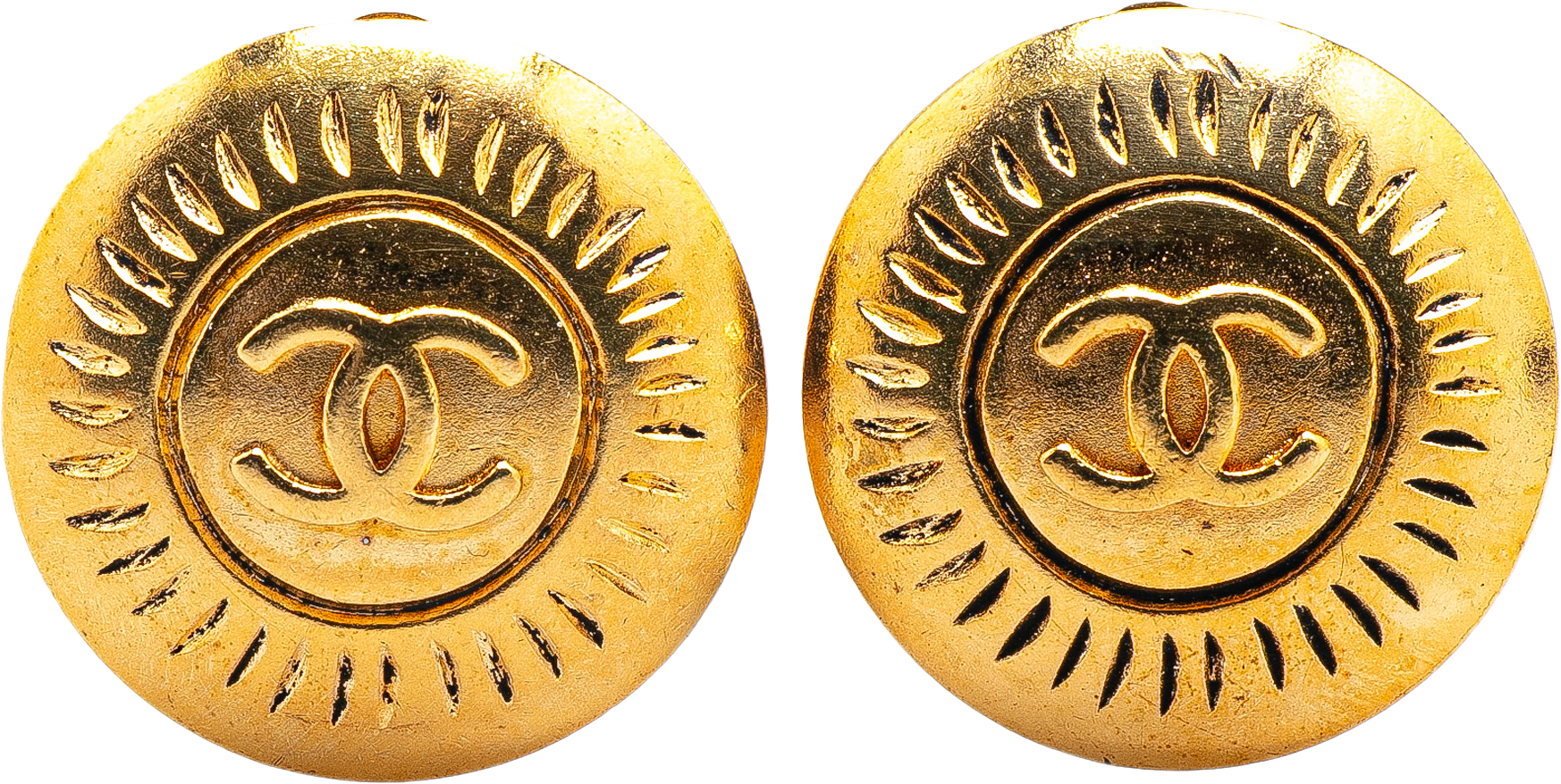 Chanel Gold Plated Cc Round Clip On Earrings, från Luxclusif, i färgen gold.