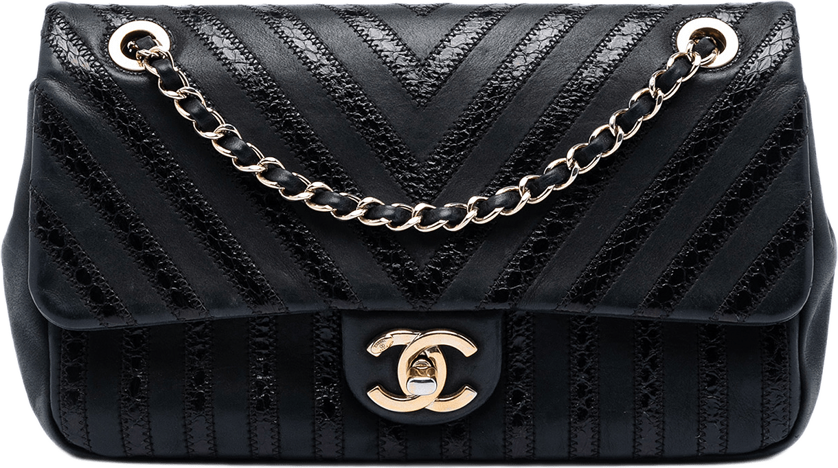 Chanel Chevron Python Embossed Calfskin And Suede Single Flap, från Luxclusif, i färgen svart.