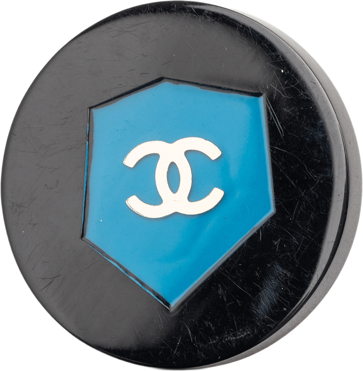 Chanel Cc Resin Shield Brooch, från Luxclusif, i färgen black.