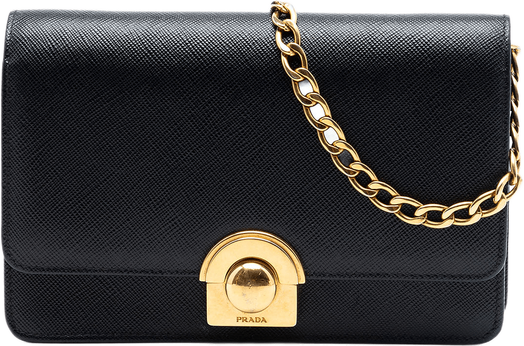 Prada Saffiano Arcade Wallet On Chain, från Luxclusif, i färgen black.