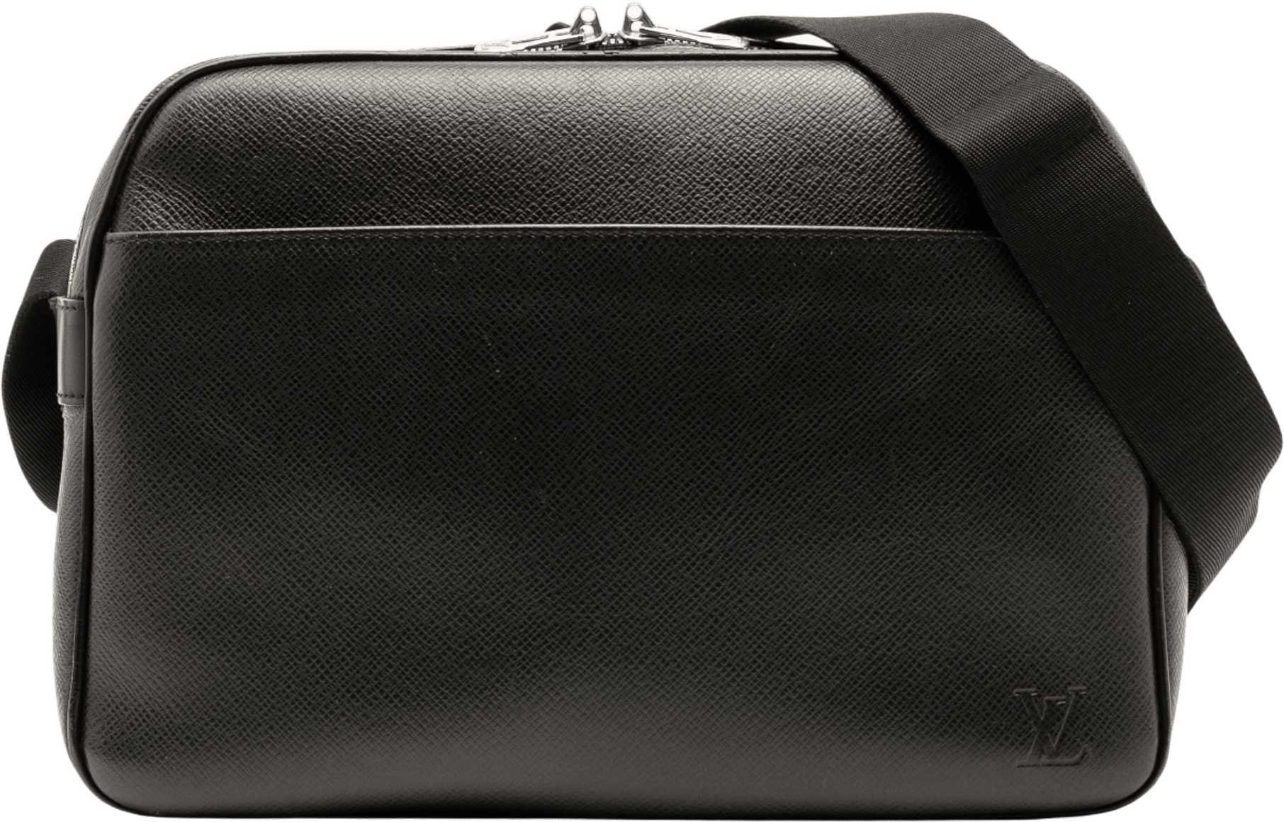 Louis Vuitton Taiga Reporter Pm, från Luxclusif, i färgen black.