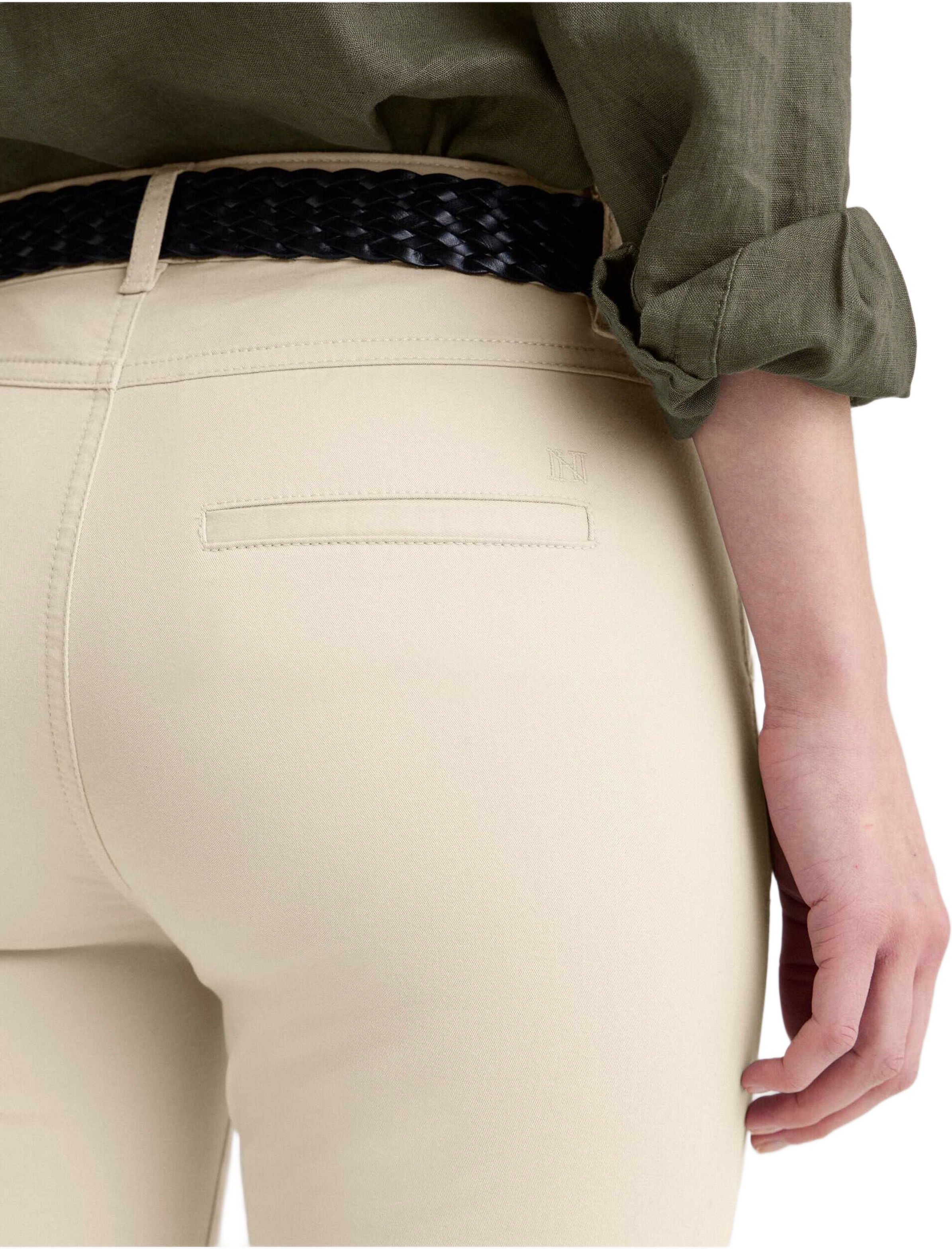 Caroline Chinos, från Newhouse, i färgen beige.