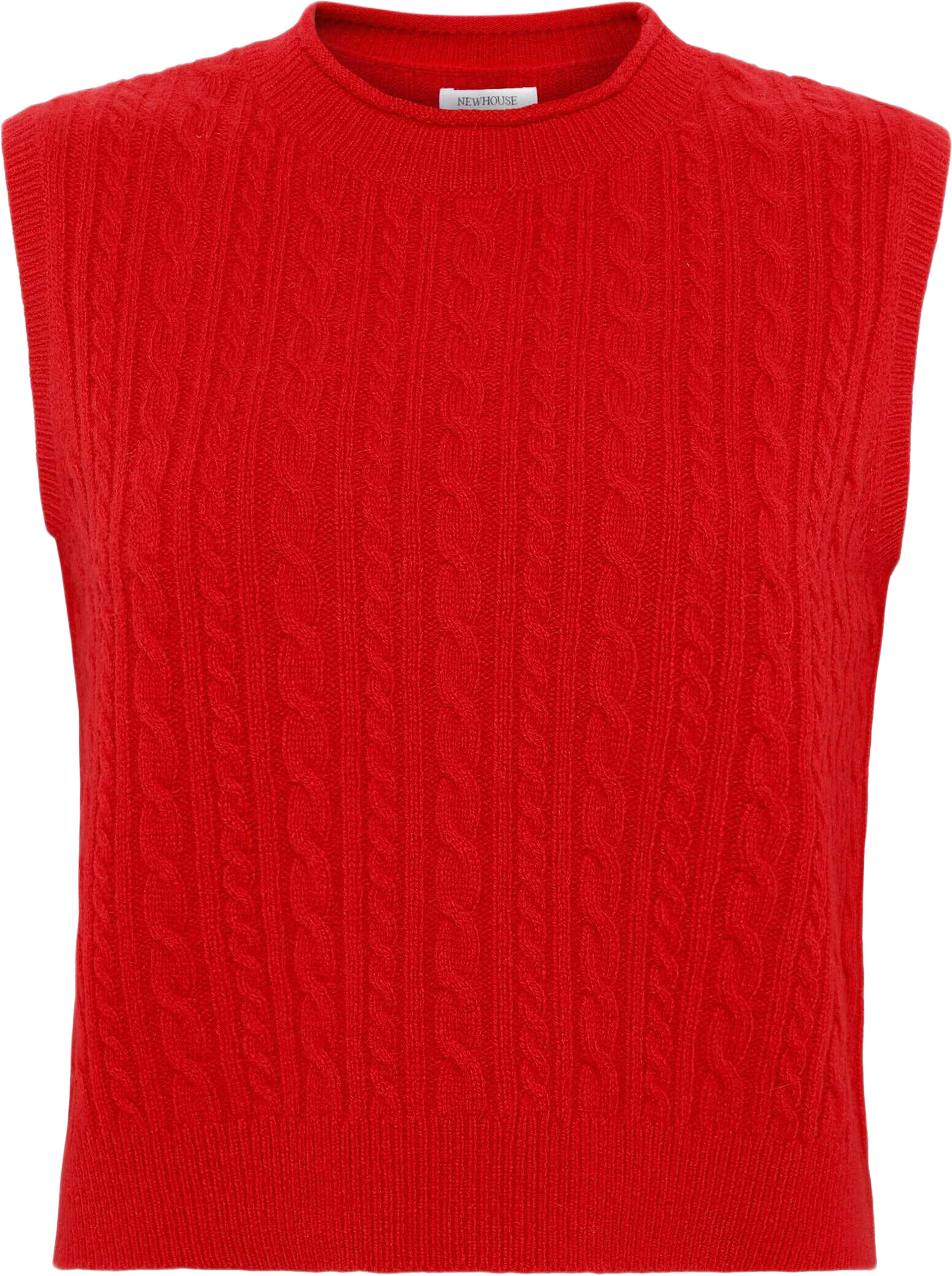 Norma Cable Waistcoat, från Newhouse, i färgen röd.