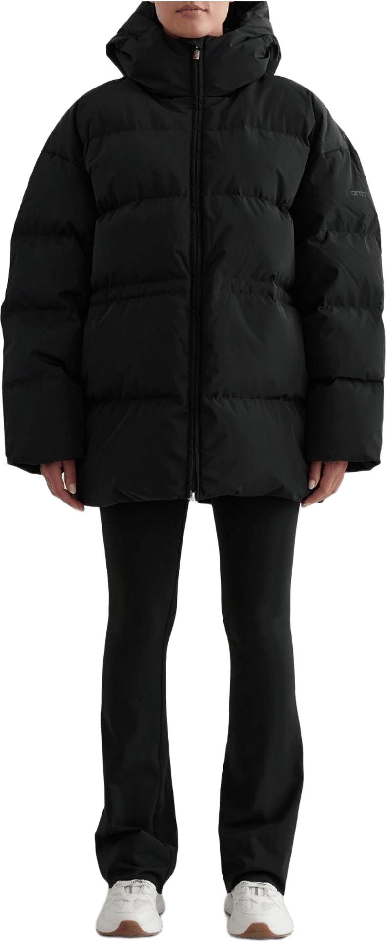 Moment Puffer Jacket, från aim'n, i färgen black.