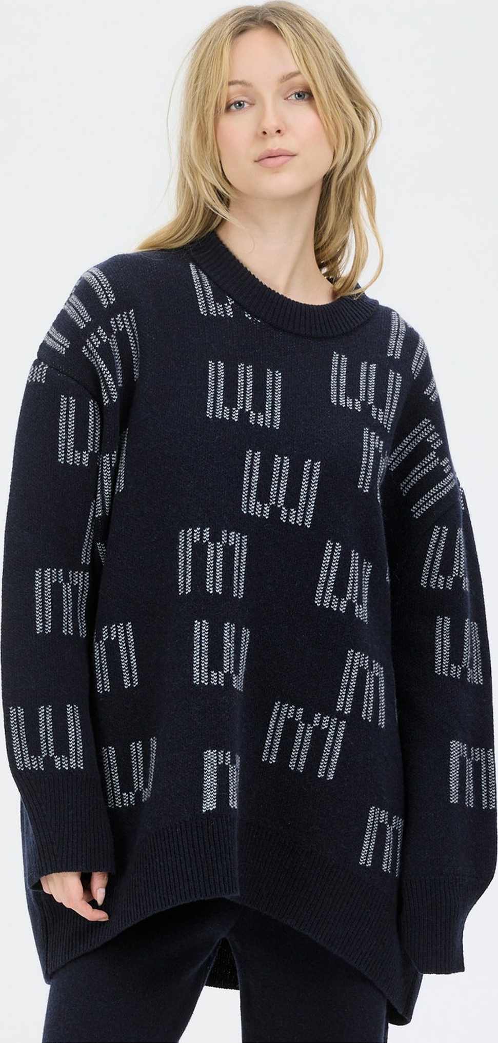 Em Stickad Tröja Svart, från emmamalena, i färgen marinblå.