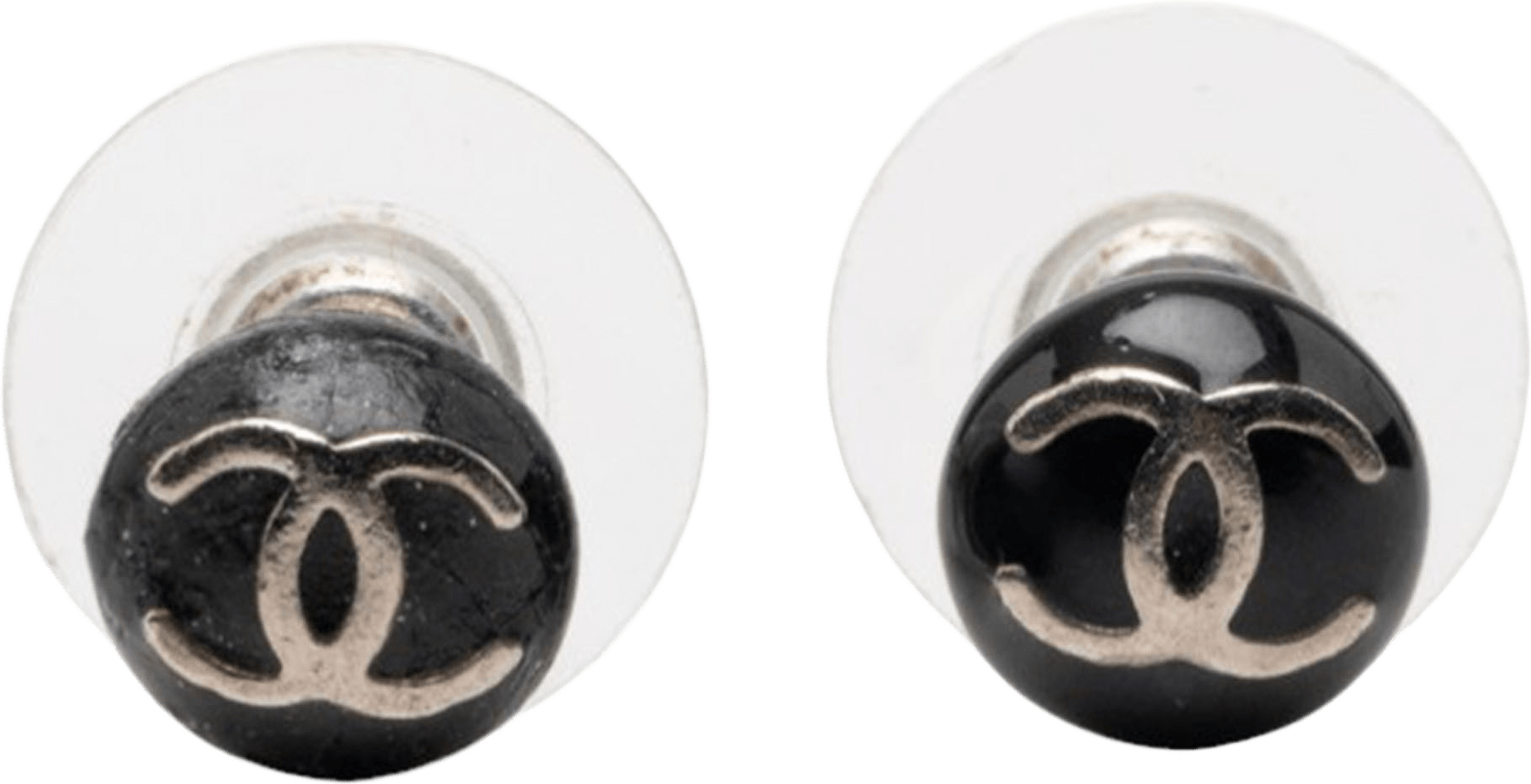 Chanel Cc Resin Push Back Earrings, från Luxclusif, i färgen black.