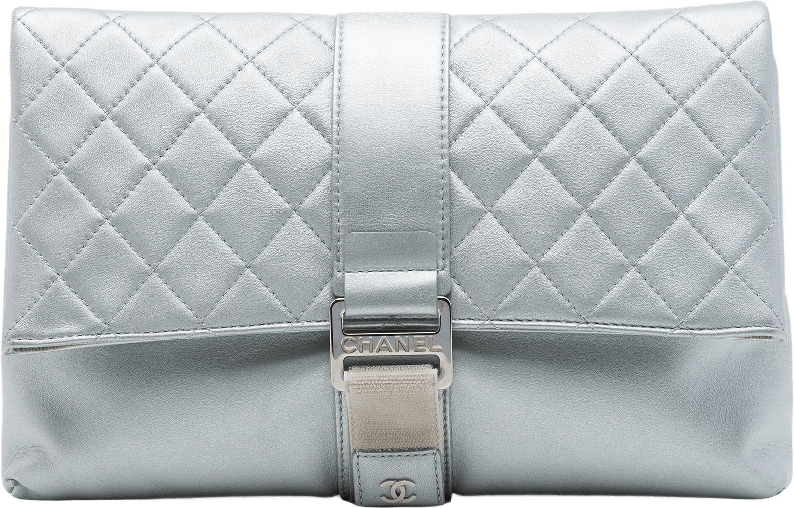 Chanel Quilted Lambskin Grip Clutch, från Luxclusif, i färgen silver.