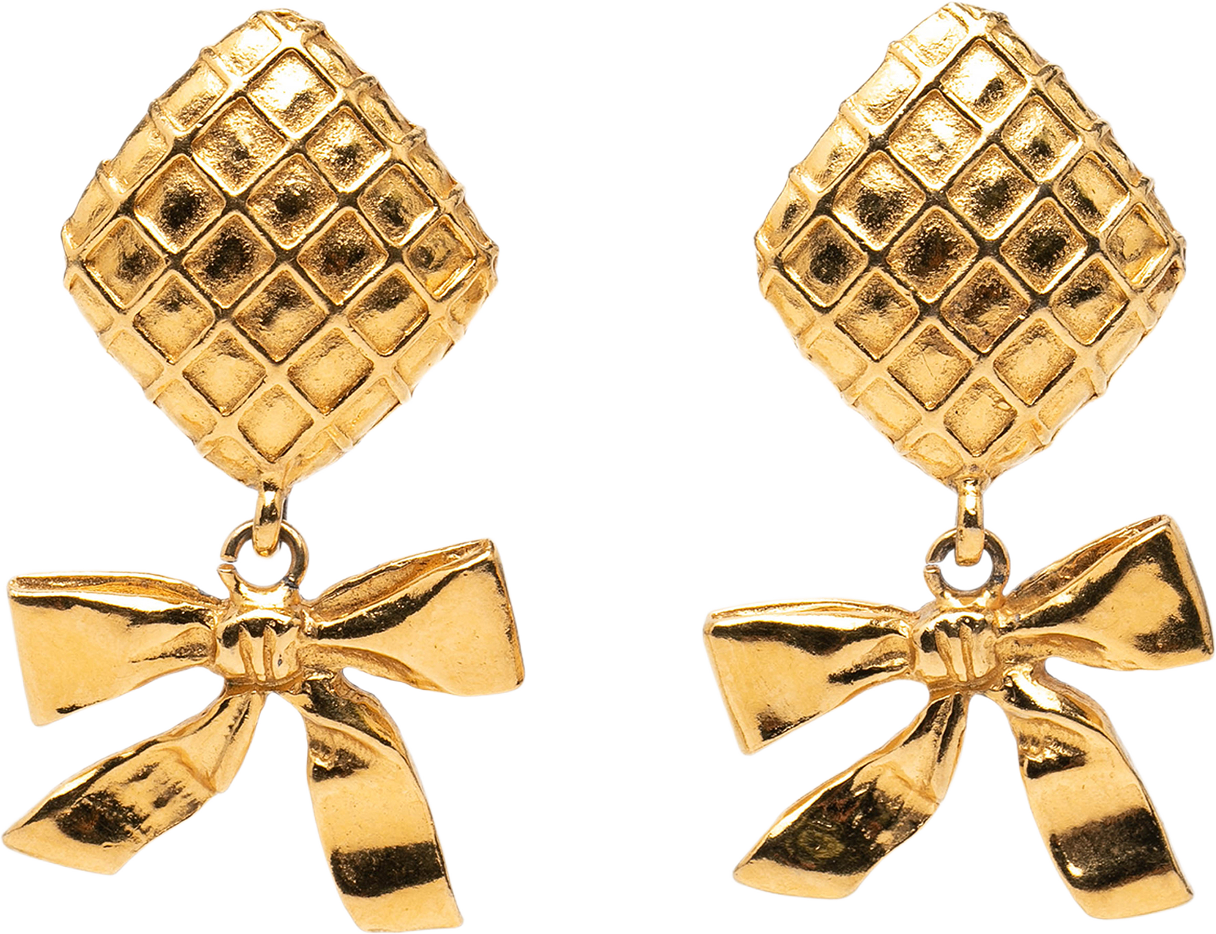 Chanel Gold Plated Quilted Diamond Ribbon Clip On Earrings, från Luxclusif, i färgen gold.