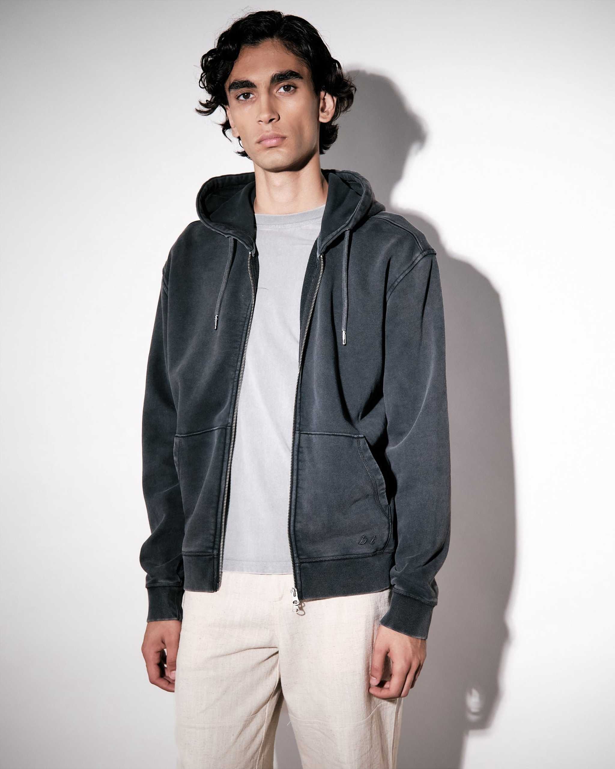 Bt Zip Hoodie Washed Black, från Brixtol Textiles, i färgen washed black.