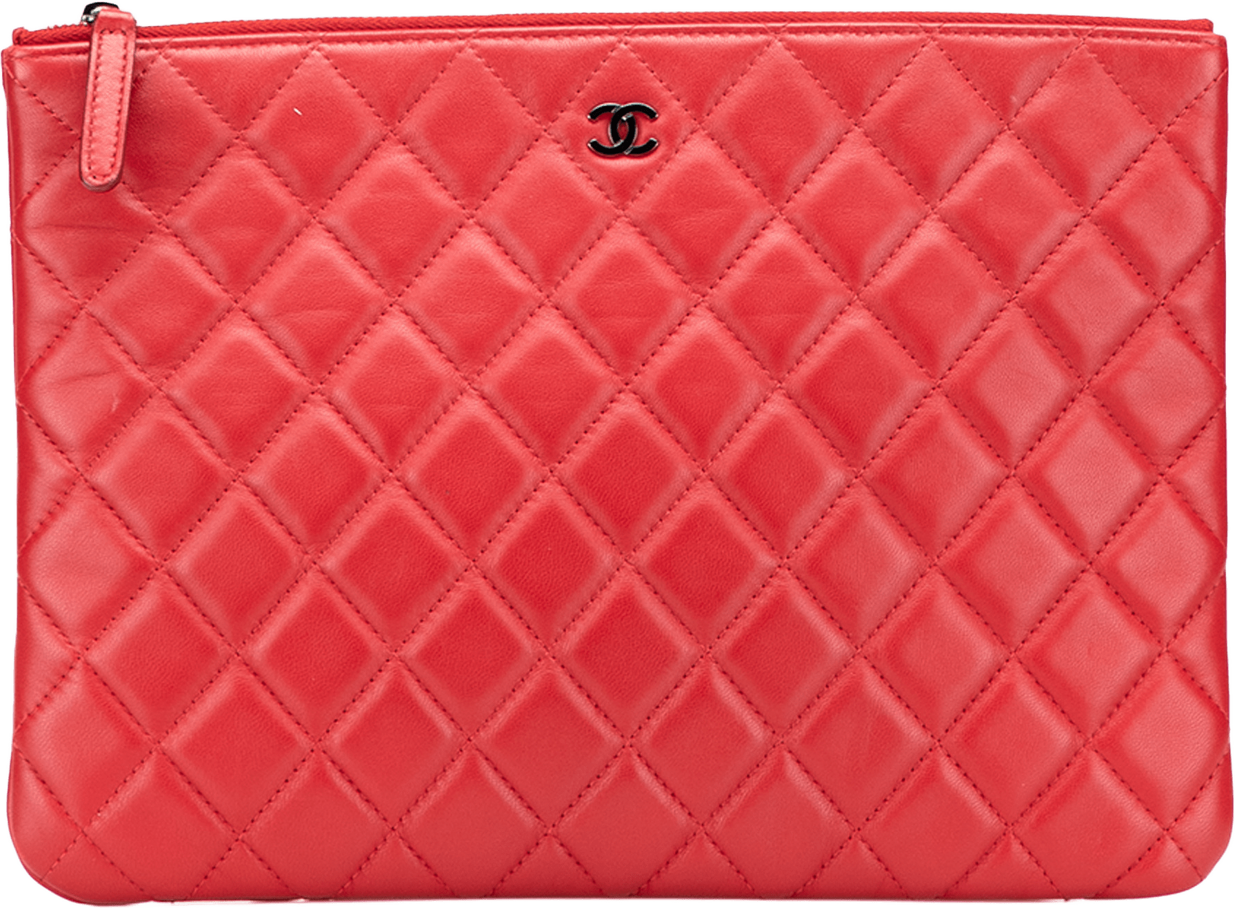 Chanel Medium Quilted Lambskin O Case Clutch, från Luxclusif, i färgen red.