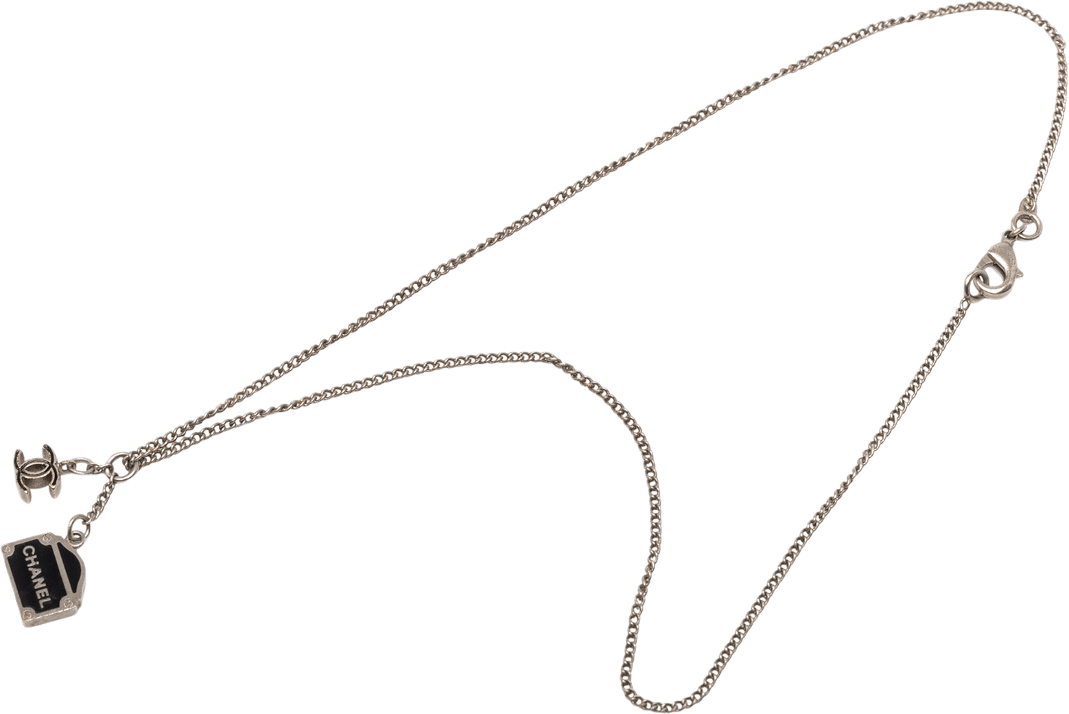 Chanel Cc Silver Plated Logo Charm Pendant Necklace, från Luxclusif, i färgen silver.