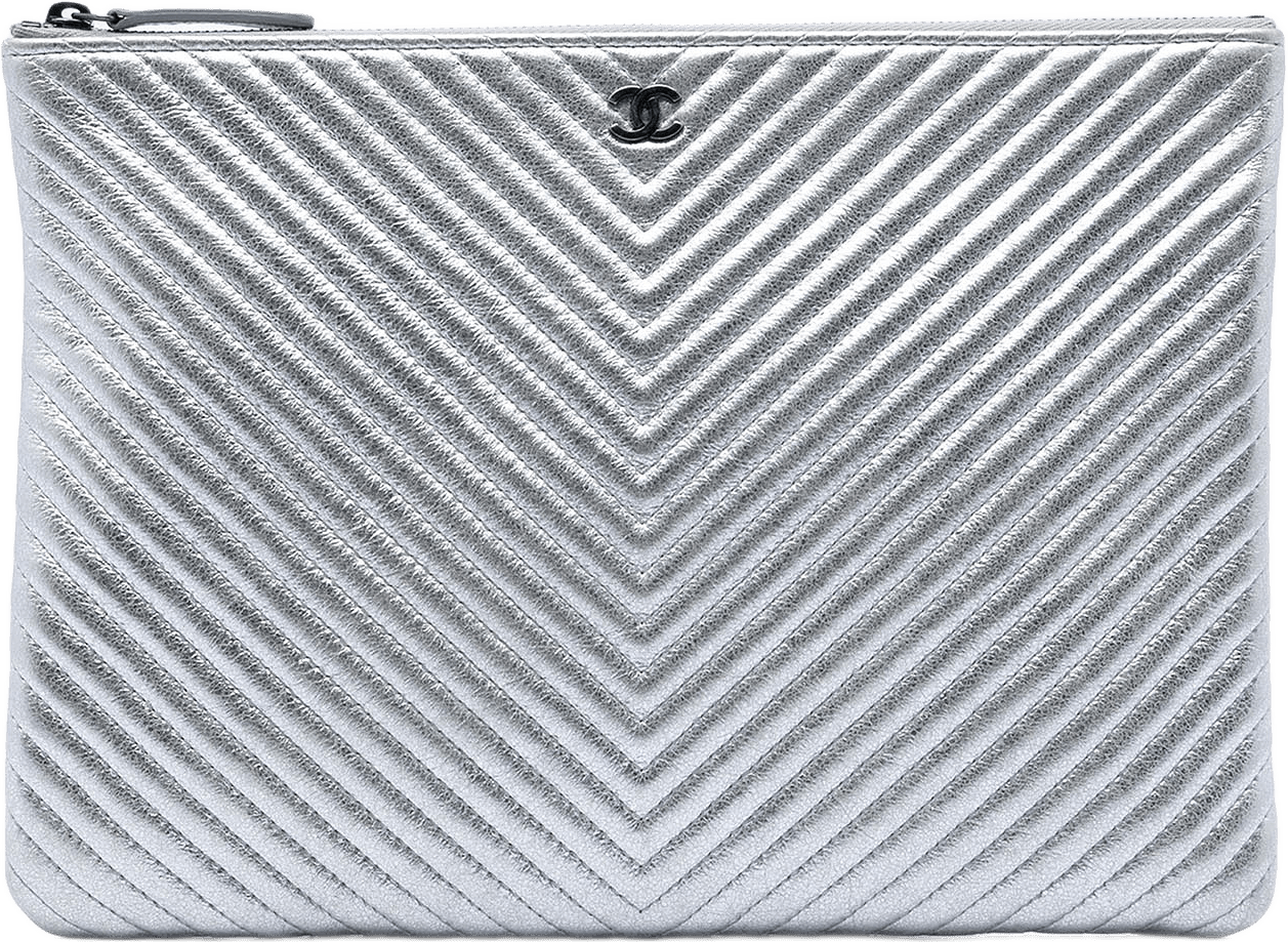 Chanel Medium Chevron Metallic Calfskin O Case Clutch, från Luxclusif, i färgen silver.