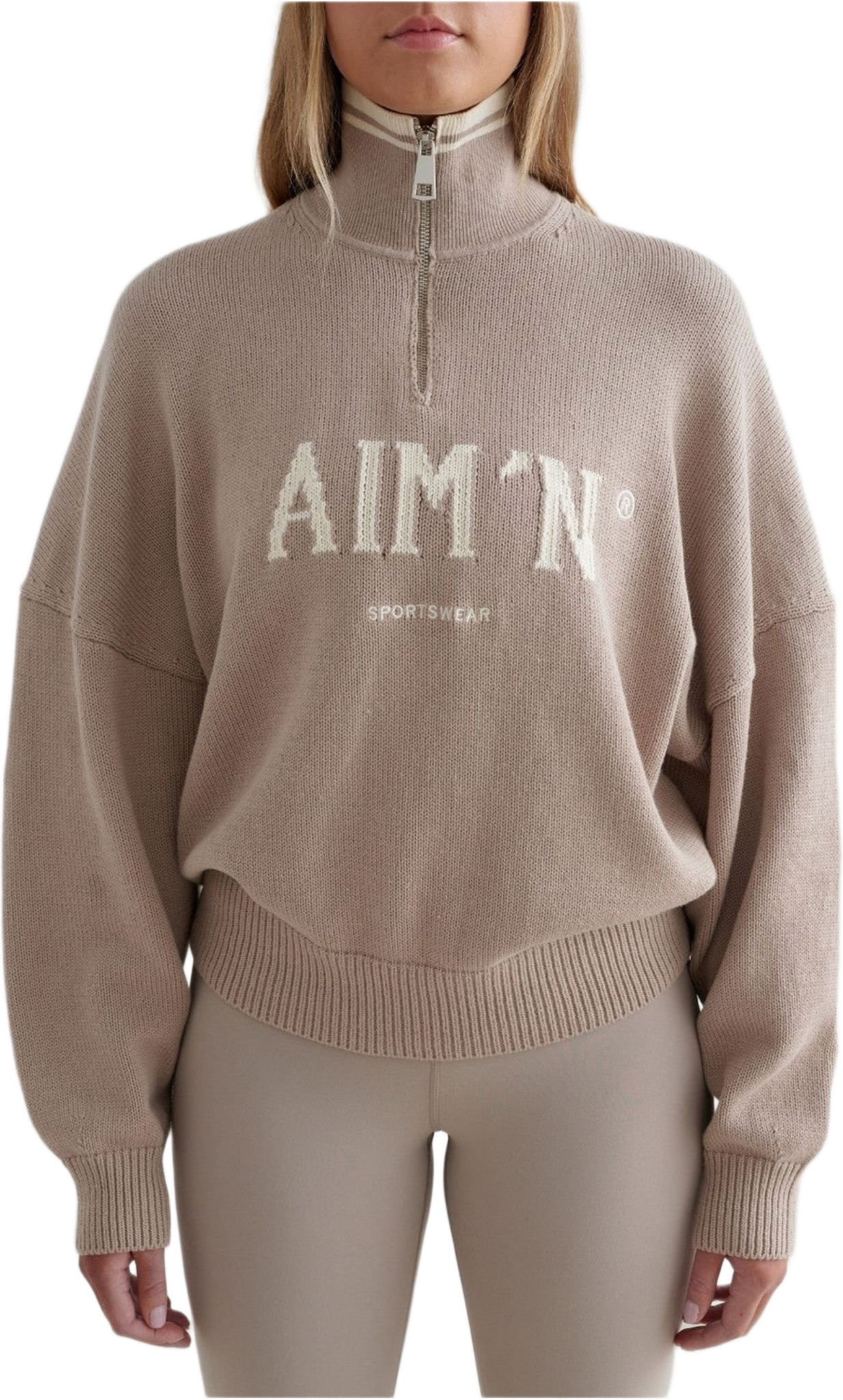 College Knitted Half Zip, från aim'n, i färgen dark clay.