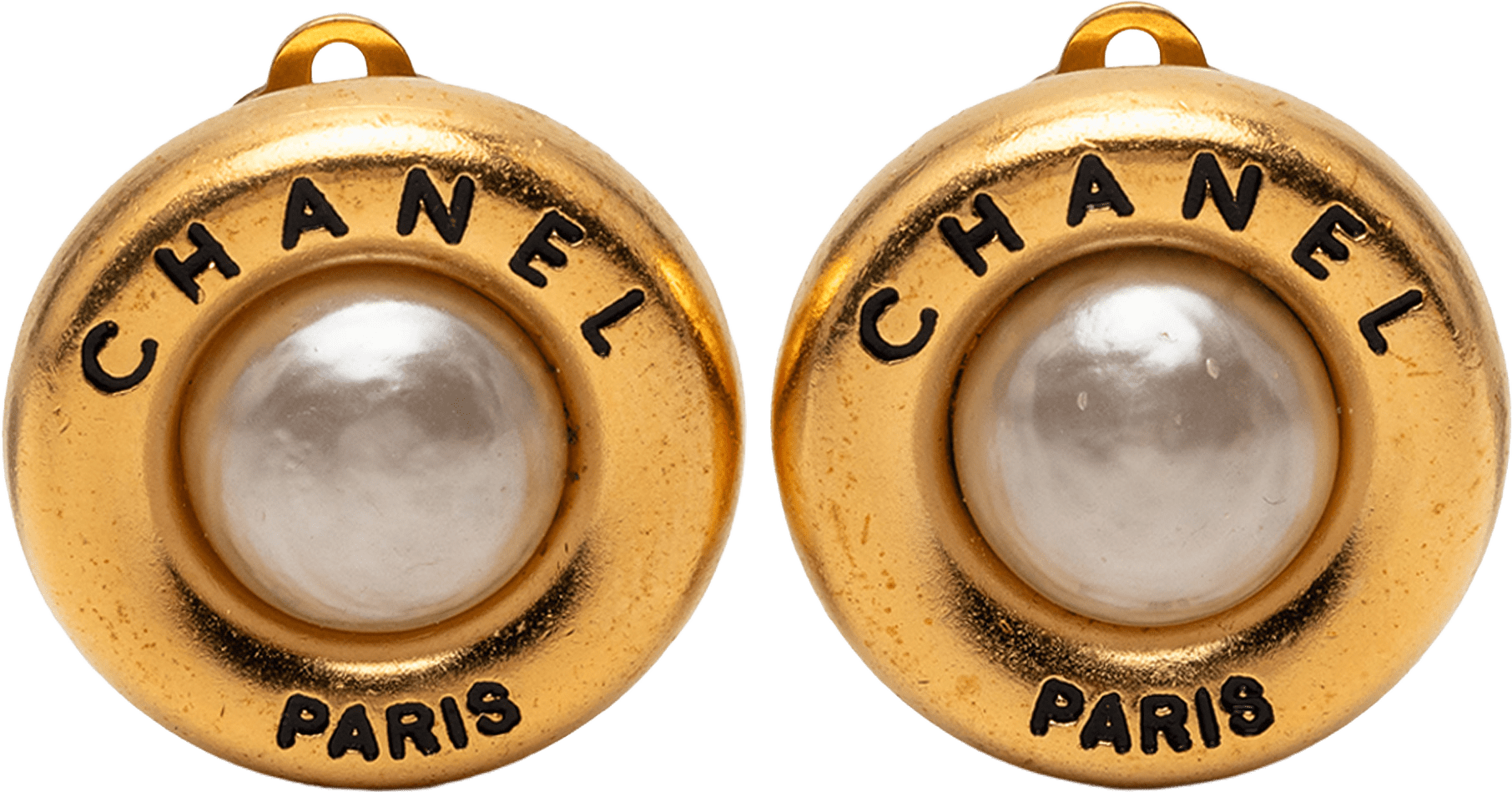 Chanel Gold Plated Faux Pearl Logo Round Clip On Earrings, från Luxclusif, i färgen gold.