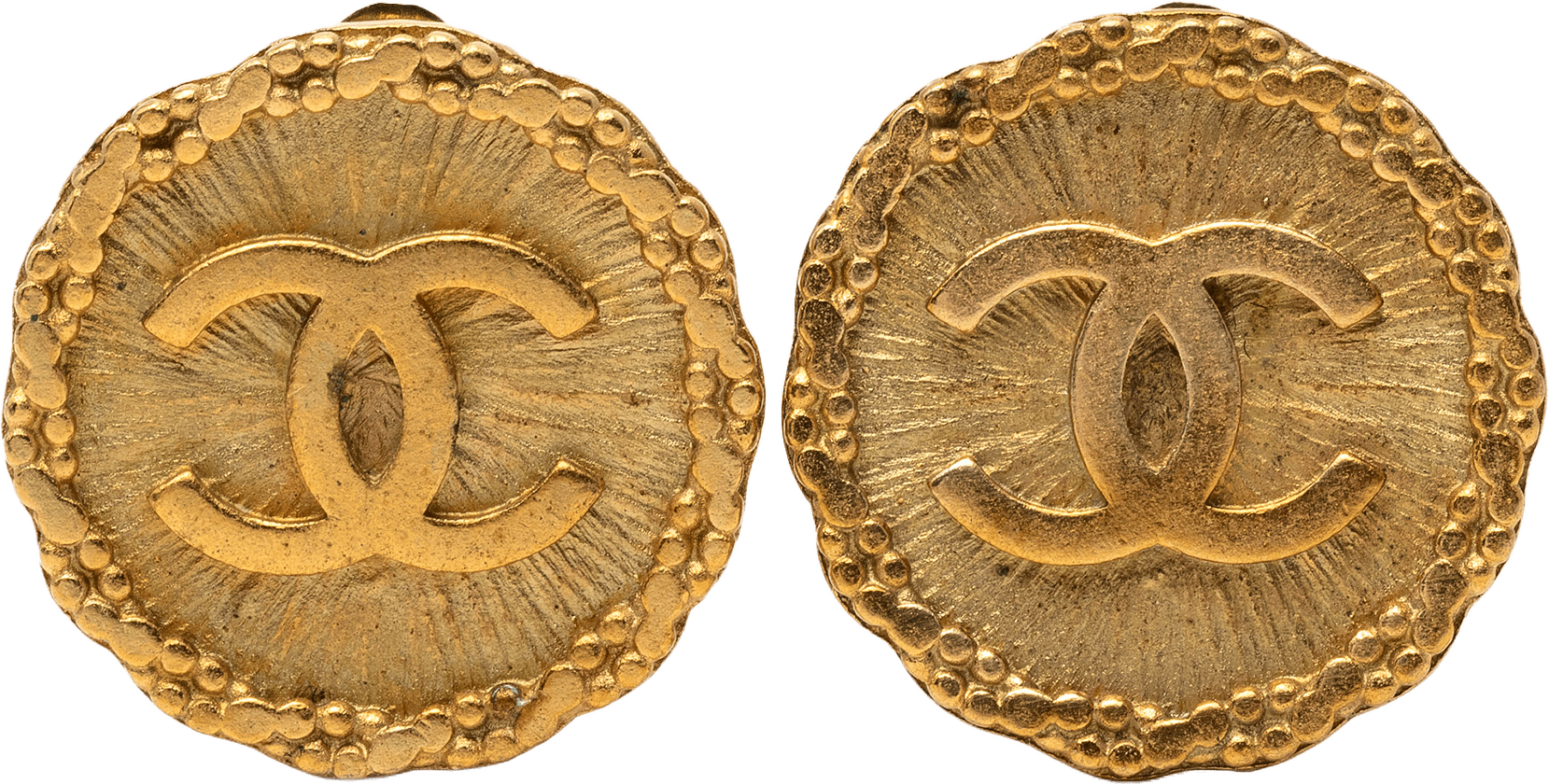 Chanel Cc Gold Plated Round Clip On Earrings, från Luxclusif, i färgen gold.