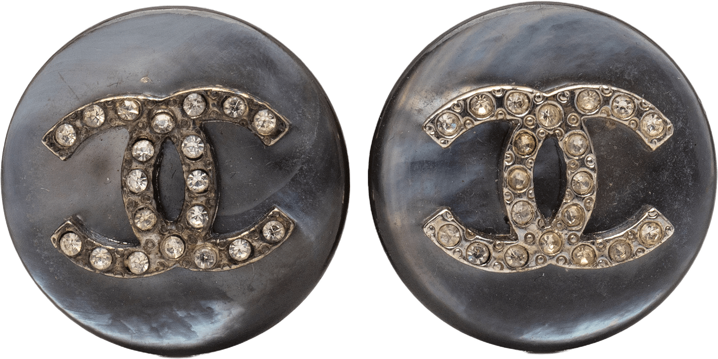 Chanel Cc Faux Pearl Strass Clip On Earrings, från Luxclusif, i färgen dark gray.