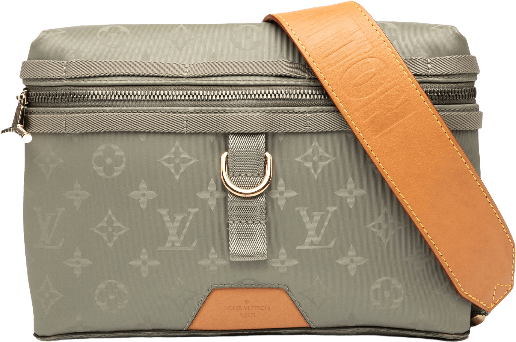 Louis Vuitton Monogram Titanium Messenger Pm, från Luxclusif, i färgen light gray.