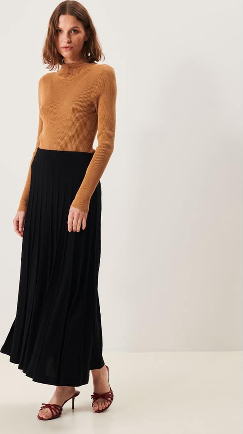 Claire Skirt, från Jumperfabriken, i färgen black.