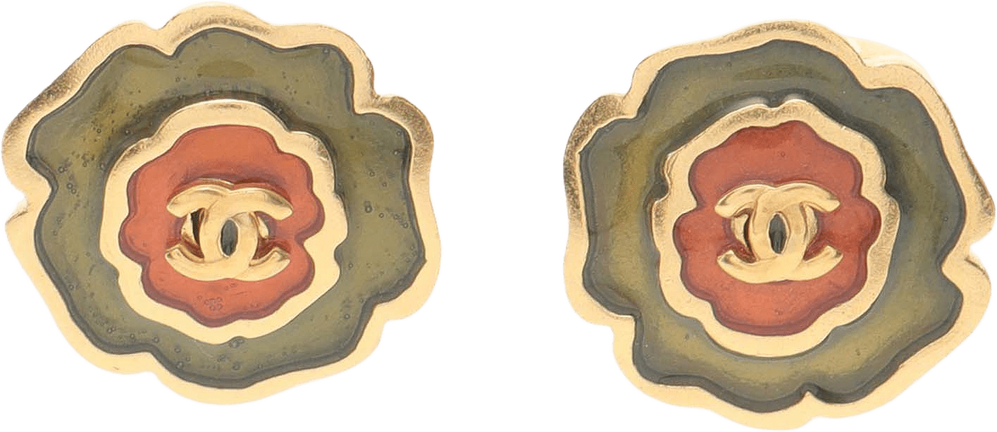 Chanel Enamel Camellia Cc Stud Push Back Earrings, från Luxclusif, i färgen olive green.