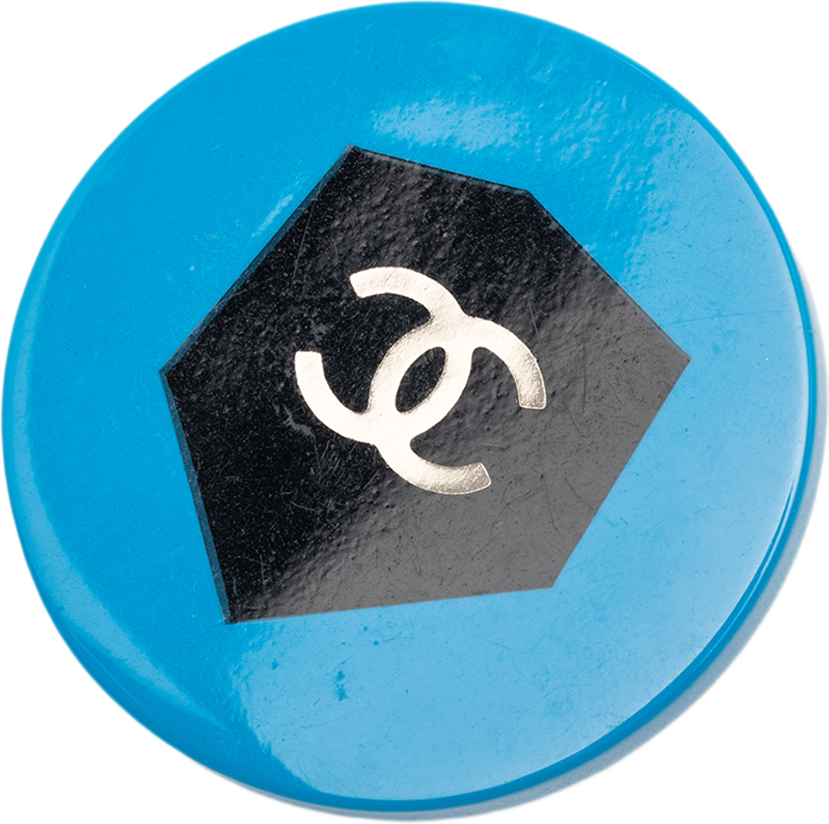 Chanel Cc Bicolor Resin Shield Round Brooch, från Luxclusif, i färgen blue.