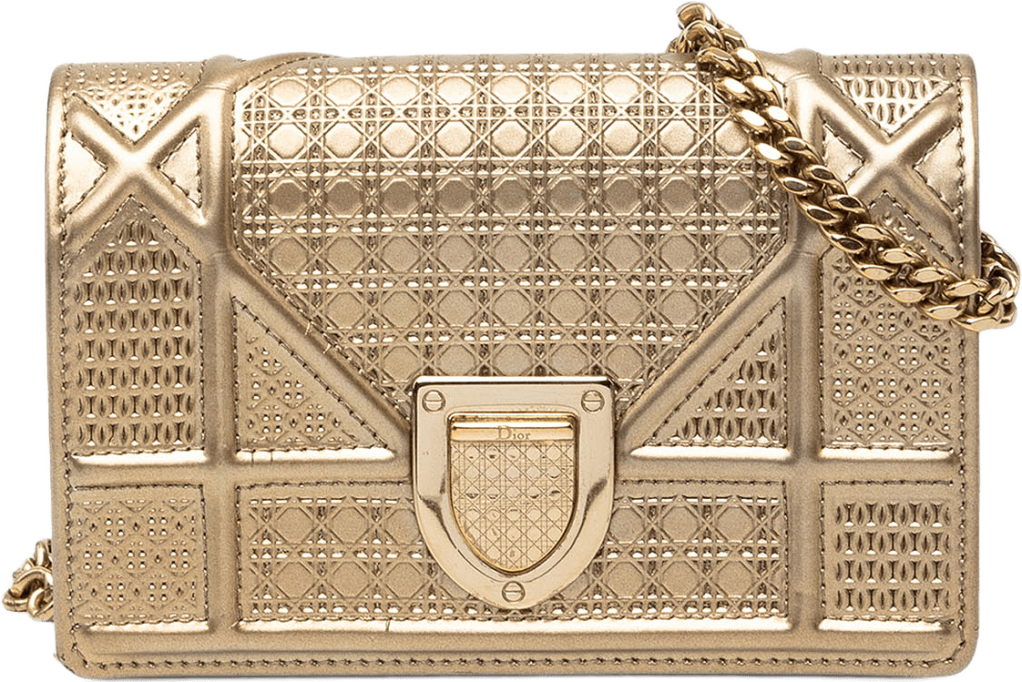 Dior Baby Metallic Patent Microcannage Diorama Flap, från Luxclusif, i färgen guld.