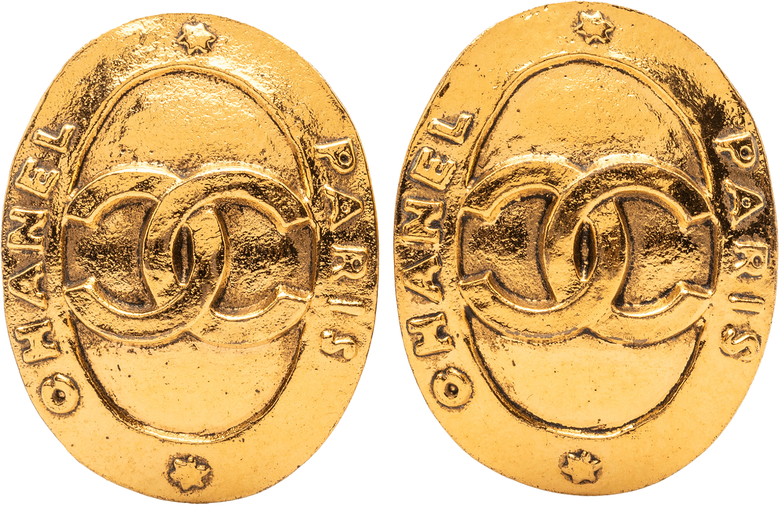 Chanel Cc Gold Plated Logo Oval Clip On Earrings, från Luxclusif, i färgen gold.